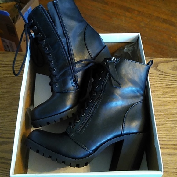 Soda Shoes - Size 7 Soda Heeled Black Boots